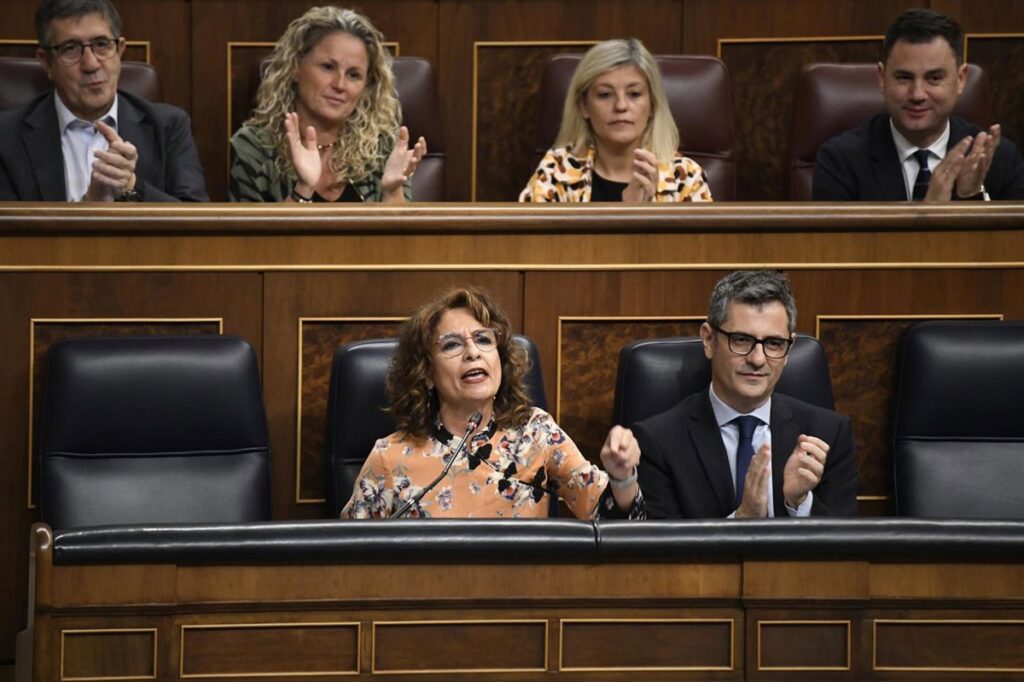 Bolaños y Montero, en el foco de la oposición en el Pleno del Congreso ante la ausencia de Sánchez