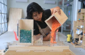 Boliviana creó una máquina para transformar plástico en fibra textil
