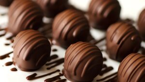 Bombón helado de pistacho, chocolate, dátil y yogur, una receta deliciosa para quitarnos el antojo de dulce
