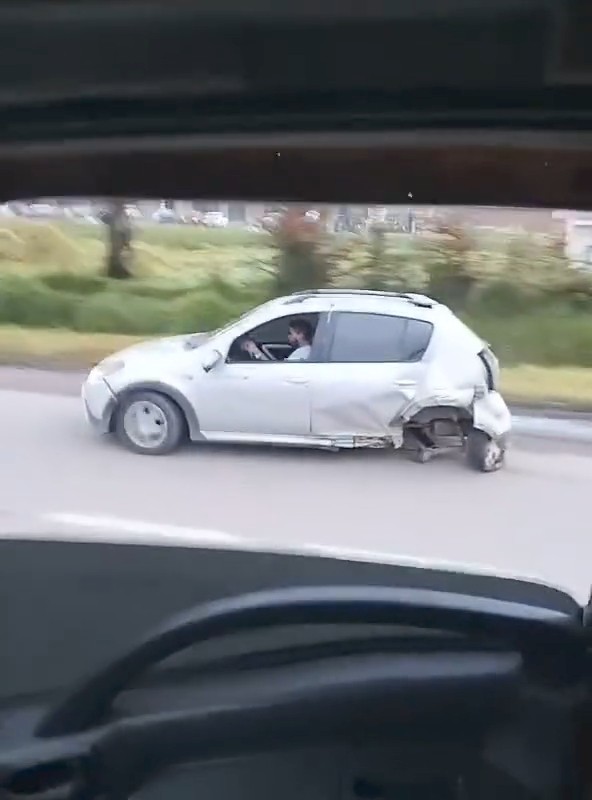 CON EL CARRO ESTRELLADO Y EN PRESUNTA EBRIEDAD MANEJABA POR LA VÍA