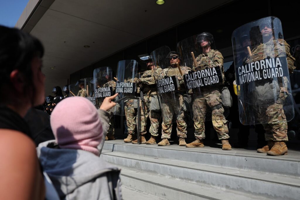 California pide a juez bloquear rápidamente despliegue de tropas de Trump en Los Ángeles