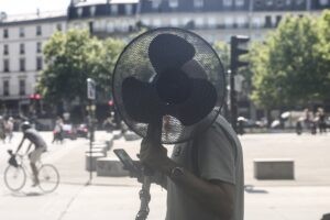 Calor extremo sofoca a Europa; afecta a escuelas, viajes, torneos y urgencias
