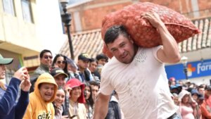 Campesinos en Samacá, Boyacá, celebran su día compitiendo en una carrera con un bulto de papa al hombro