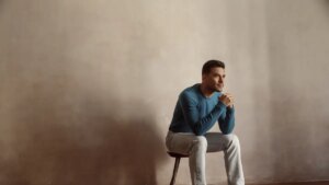 Carlos Rivera lanza '¿Qué significa el amor?', un álbum íntimo tras 20 años de carrera y ser padre por primera vez