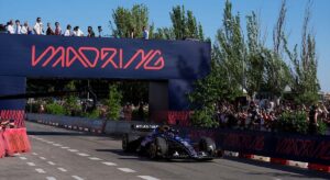 Carlos Sainz hace rugir el futuro Madring y se da un baño de masas en la puesta de largo de la Fórmula 1 en la capital