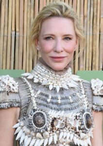 Cate Blanchett muestra cómo llevar con elegancia las perlas y caracolas