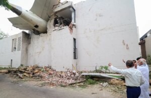 "Cayendo... ¡Mayday! ¡Mayday!": una llamada de socorro, dos milagros y decenas de cuerpos carbonizados aún sin identificar en el accidente de Air India