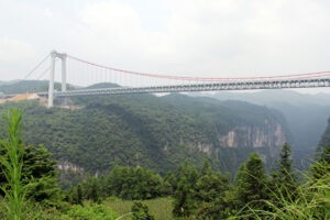 China quiso ser la reina de los trenes de alta velocidad. Así que construyó todos los puentes más largos del mundo
