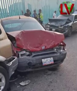 Chocaron a 2 carros en la cola para echar gasolina