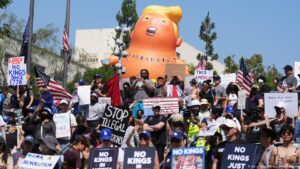 Cientos de miles protestan en EE.UU. contra el "rey" Trump – DW – 15/06/2025