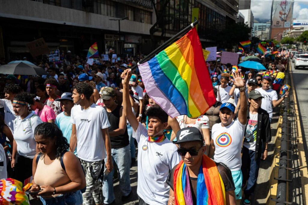 Cientos marchan en Caracas por derechos LGBTI