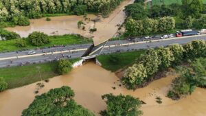Colapsa puente La Trinidad en Portuguesa tras fuertes lluvias