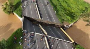 Colapso de puente dejó incomunicado un importante tramo vial en Portuguesa (VIDEO)