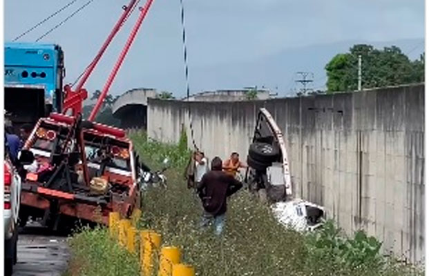 Colisión de una grúa contra muro de concreto dejó un lesionado en Aragua