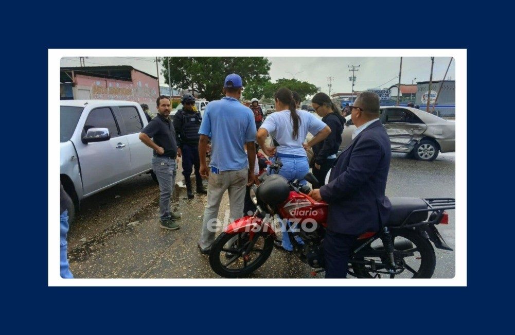 Colisión entre Camry y pick up Mazda en la Av. Rotaria deja un menor de edad lesionado