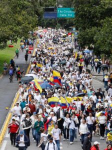 Colombianos salen a la calle a pedir paz – Diario La Nación