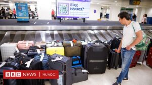 Cómo el cobro de tu equipaje se convirtió en un multimillonario negocio para las aerolíneas