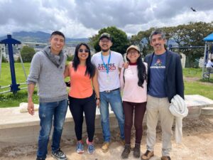 Mario Pinto, Ángela Hidalgo, Inti Mesías Barrera y Alexandra Armero durante la jornada de recuperación comunitaria en el parque Zarcillejo, Comuna Cinco de Pasto.
