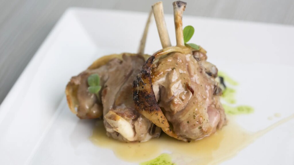 Conejo al romero con manzanas, una receta con ingredientes baratos y perfecta para compartir