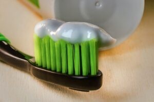 Contraloría Sanitaria emite alerta por tipo de pasta dental