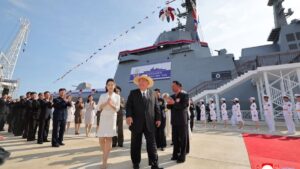Corea del Norte inauguró su nuevo destructor y anunció la construcción de otros dos buques de 5.000 toneladas - AlbertoNews