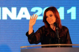 Corte suprema argentina ratifica sentencia a prisión e inhabilitación contra Cristina Fernández
