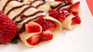 Crepe roll de fresas y nata, una receta dulce, barata y muy fácil de preparar