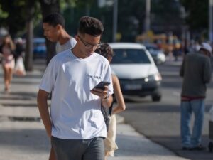Crisis en Cuba: la dictadura limita el servicio de internet móvil con precios inalcanzables para la mayoría - AlbertoNews
