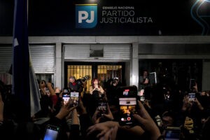 Cristina Fernández agota sus días en libertad y el peronismo se rebela contra la Justicia - AlbertoNews