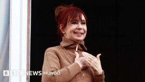 Cristina Kirchner comienza a cumplir prisión domiciliaria tras confirmarse su sentencia a 6 años de cárcel por corrupción en Argentina