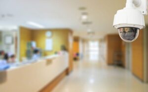 De los "inspectores secretos" a las cámaras en hospitales; las maneras del chavismo para erradicar el "saboteo"