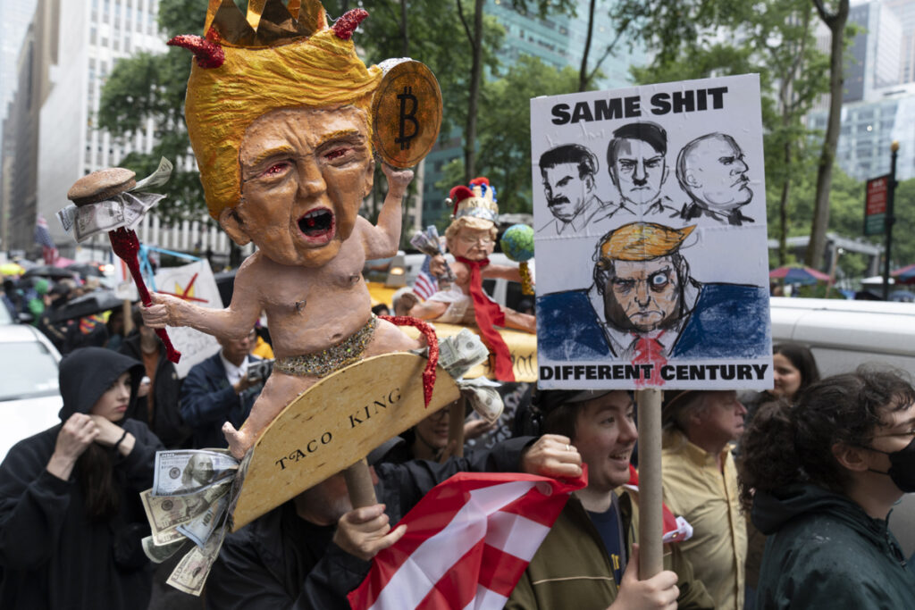 Decenas de arrestos tras protestas en EEUU contra Donald Trump