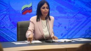 Delcy Rodríguez dice que ataques como el de Uribe Turbay no pueden llegar a Venezuela