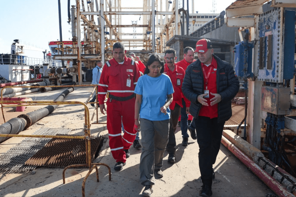 Delcy Rodríguez inspecciona Paraguaná tras denuncia de detención de trabajadores