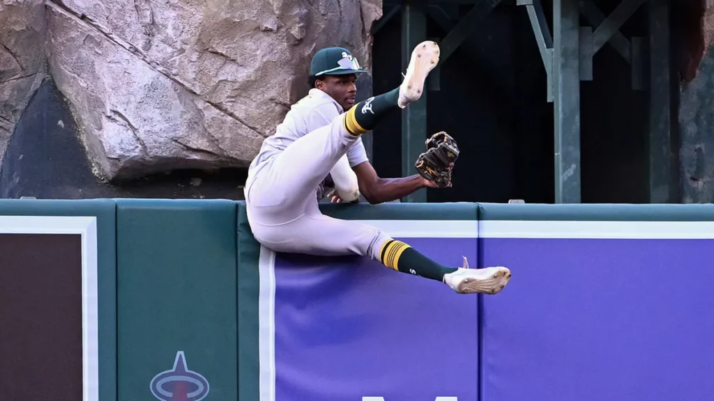 Denzel Clarke evita un jonrón con la atrapada del año