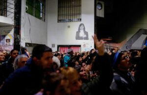 Desde la prisión domiciliaria, Cristina Kirchner lidera un acto y critica al Gobierno de Milei: «Bullrich es nefasta»