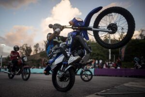 Detienen a dos hombres en La Guaira por hacer motopiruetas