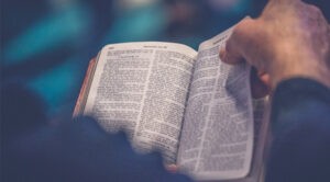 Detienen a estadounidenses por enviar Biblias a Corea del Norte