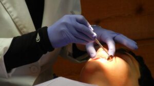 Detienen a falso dentista que operó por varios años, aplicaba anestesia y sacaba dientes con tutoriales de TikTok