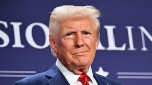 Donald Trump tropezó y se cayó en las escaleras del avión presidencial de EEUU