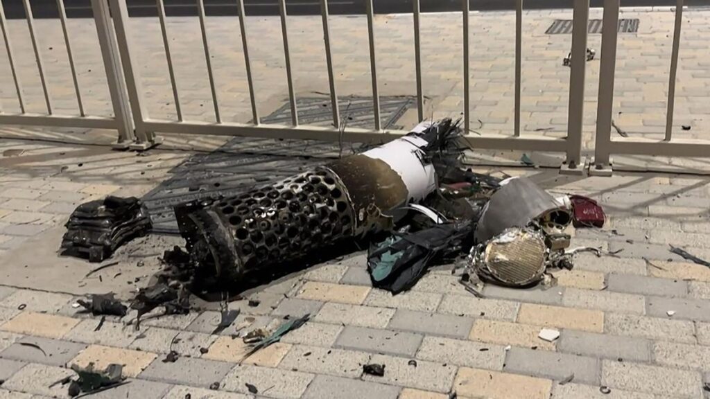 Este fotograma tomado de AFPTV muestra los restos de un misil iraní interceptado sobre Qatar, mientras yace en una acera cerca de una valla el 23 de junio de 2025.