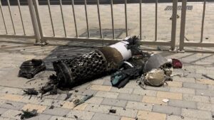 Este fotograma tomado de AFPTV muestra los restos de un misil iraní interceptado sobre Qatar, mientras yace en una acera cerca de una valla el 23 de junio de 2025.