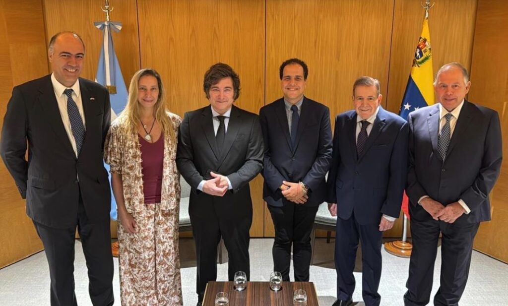 Edmundo González agradeció a Javier Milei por «el valiente respaldo de su embajada en Caracas»