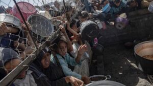 El Ejército de Israel mata al menos 24 personas mientras esperaban el reparto de comida en el sur de Gaza