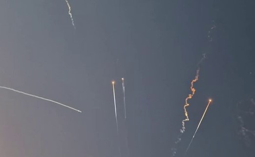 El Ejército israelí informa de un cuarto ataque de misiles iraníes sobre el país - AlbertoNews