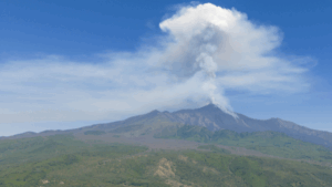 El Monte Etna, volcán activo más grande de Europa, entró en erupción y generó alerta en Sicilia, Italia
