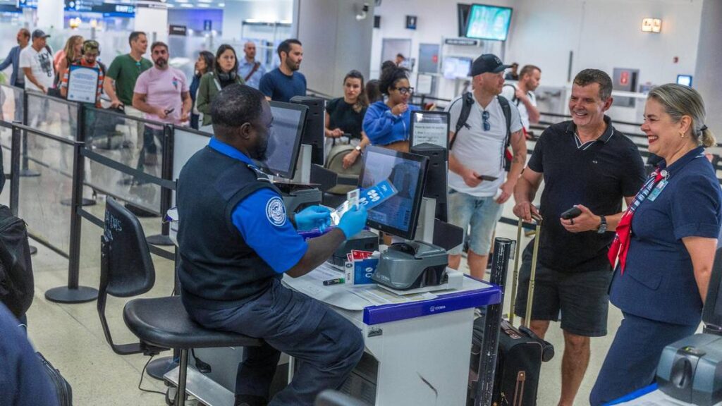 El Nuevo Herald | Se cierne la incertidumbre sobre el aeropuerto internacional de Miami: Trump impone veto y deja a miles de viajeros en el limbo - AlbertoNews