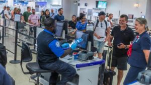 El Nuevo Herald | Se cierne la incertidumbre sobre el aeropuerto internacional de Miami: Trump impone veto y deja a miles de viajeros en el limbo - AlbertoNews