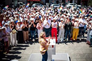 El PSOE recuerda a Pedro Zerolo en su plaza a ritmo de 'Born this way': "El amor siempre vence"