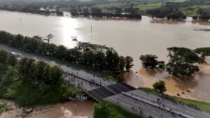 El País | Pueblos bajo el agua y ocho mil familias afectadas: las lluvias tropicales arrasan en Venezuela - AlbertoNews